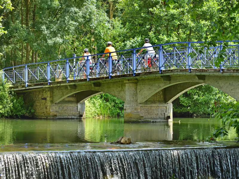 Pont au dessus de la Sèvre Niortaise à vélo