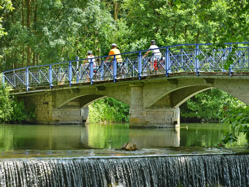 Pont au dessus de la Sèvre Niortaise à vélo