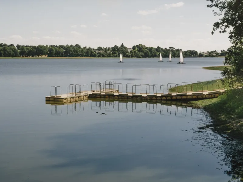 Ponton sur le lac de Vioreau