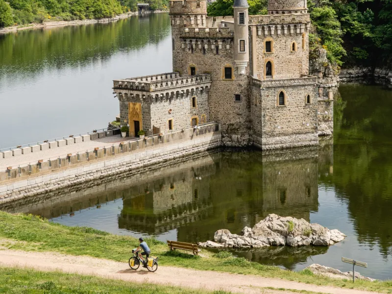Arrivée à vélo au château de la Roche
