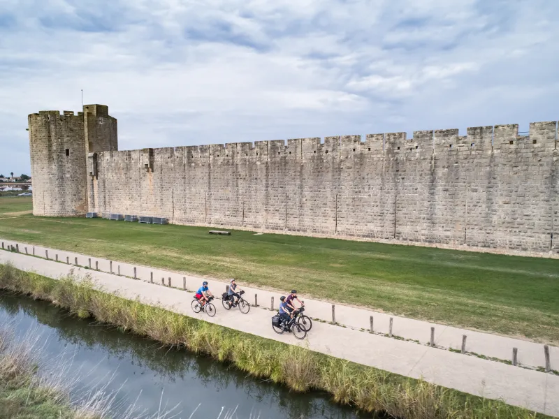 Autour des remparts d'Aigues-Mortes à vélo