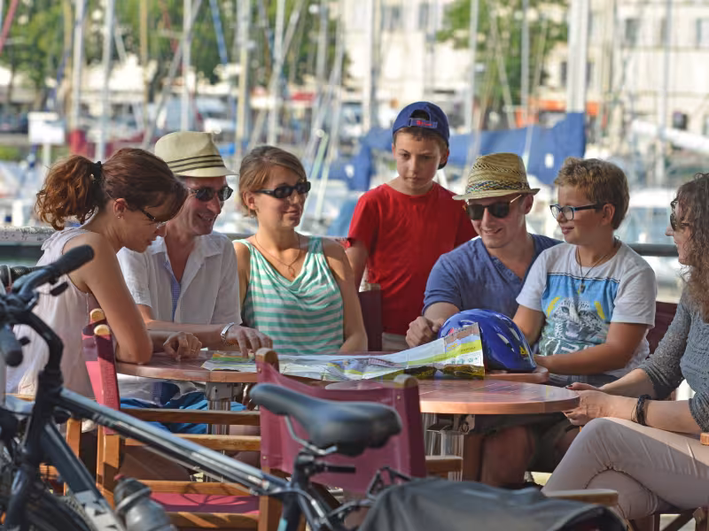 Repas sur le Port de la Rochelle - La Vélo Francette