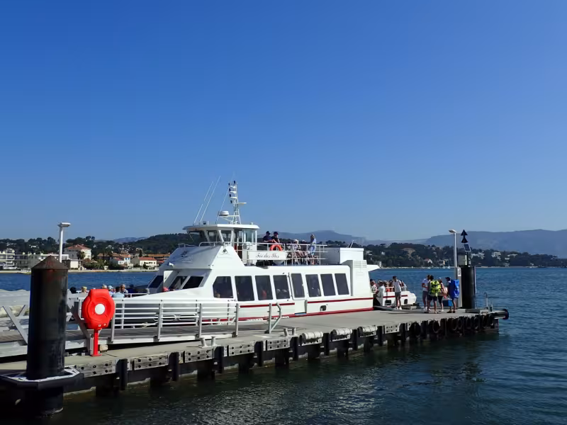 Traversier au départ des Sablettes, rade de Toulon
