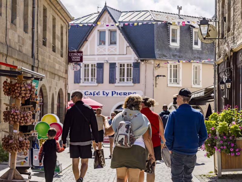 Badauds dans les rues de Roscoff