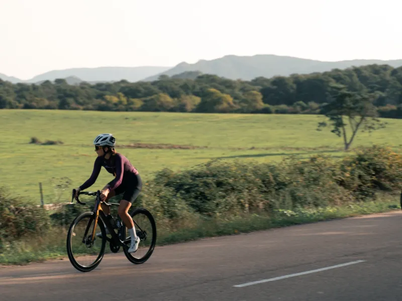 Cyclistes féminines sur la route de Chera