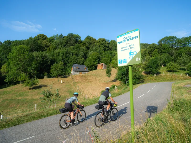 Cyclistes sur la route des cols de Haute-Garonne