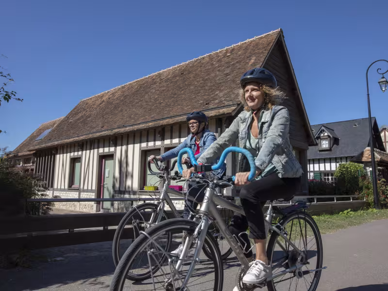 La Seine à Vélo dans les rues de Poses et ses maisons à colombage