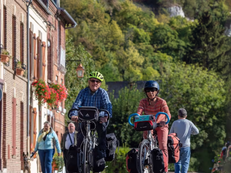 Cyclistes sur le halage aux Andelys