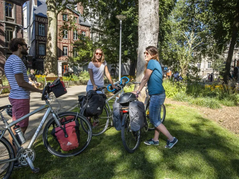 Cyclistes dans le square Verdrel à Rouen