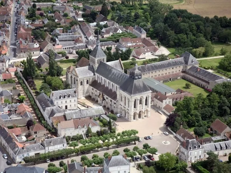 Vue aérienne de l'abbaye de Fleury