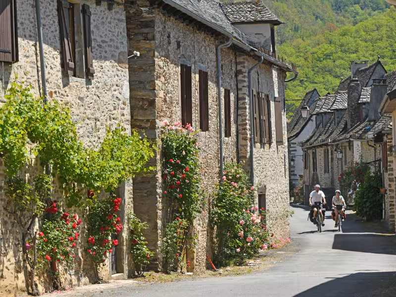Dans St-Parthem cyclistes sur la Vallée du Lot à vélo