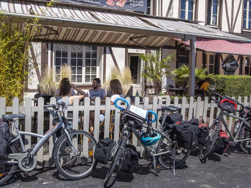 A la terrasse d'un restaurant à La Bouille