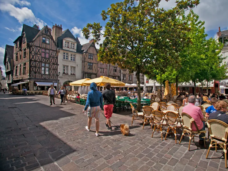 Terrasses de café sur la place Plumereau, à Tours