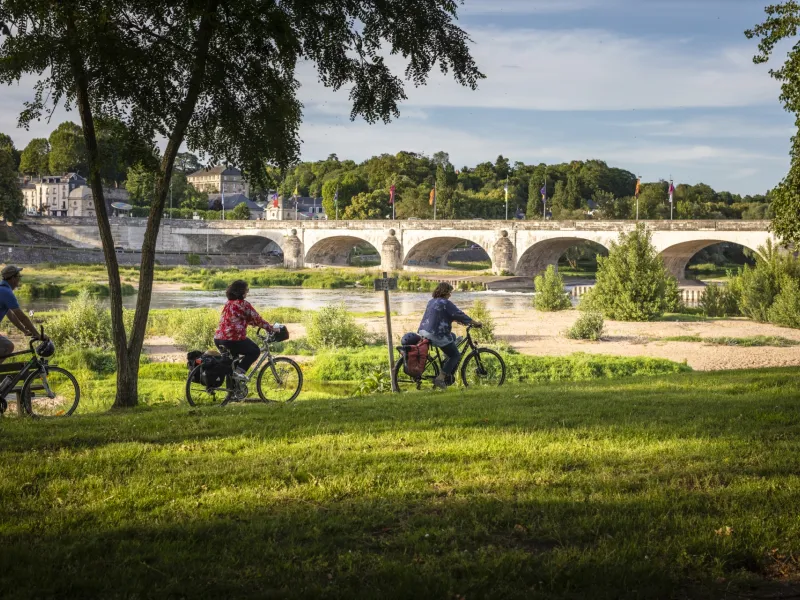 3 cyclistes itinérants à Tours 