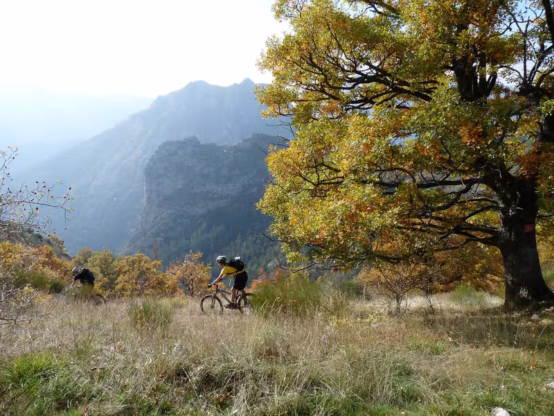 Paysage brumeux sur la GT TransVerdon VTT