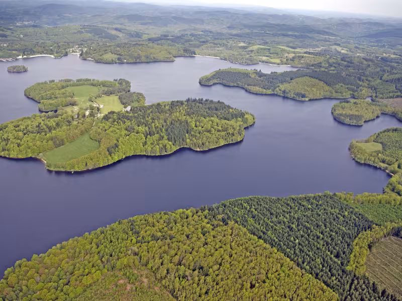 Royère de Vassivière et le lac de Vassivière