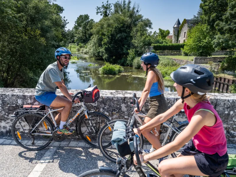 Cyclistes sur le vieux pont de Cané-sur-Beuvron