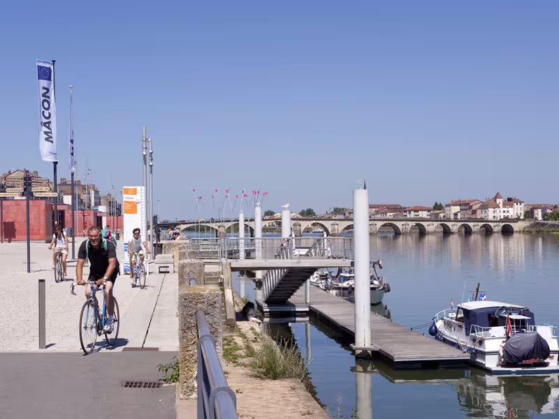 Vélo au bord du port de Mâcon