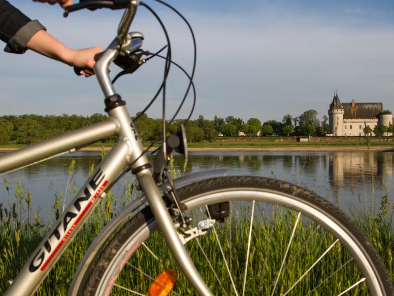 Arrivée à vélo à Sully-sur-Loire et son château