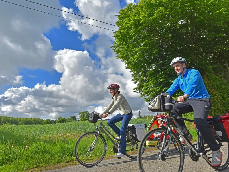 Vélo en couple sur les routes de campagne