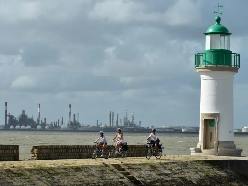 Vélo en famille - devant le phare de Paimboeuf