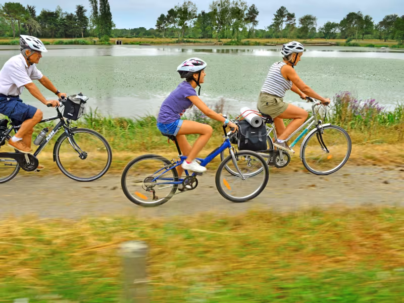 Vélo en famille sur le Canal de la Martinière - Le Pellerin