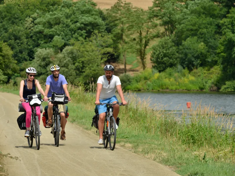 Vélo entre amis sur le chemin de halage de la Mayenne