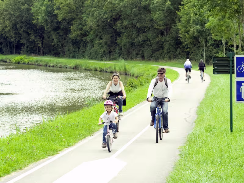 Famille à vélo sur le canal du Centre