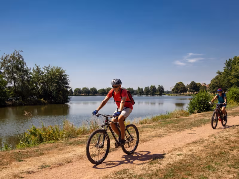 Vélos autour du plan d'eau de Bourbon-Lancy