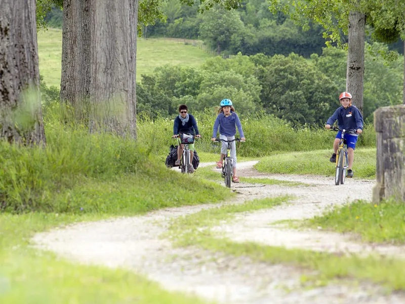 Enfants à vélo sur le canal de Bourgogne vers Pouilly-en-Auxois