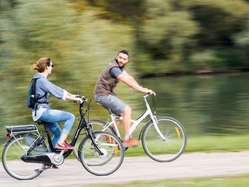 Vélotouristes sur La Voie Bleue Moselle Saône a Vélo