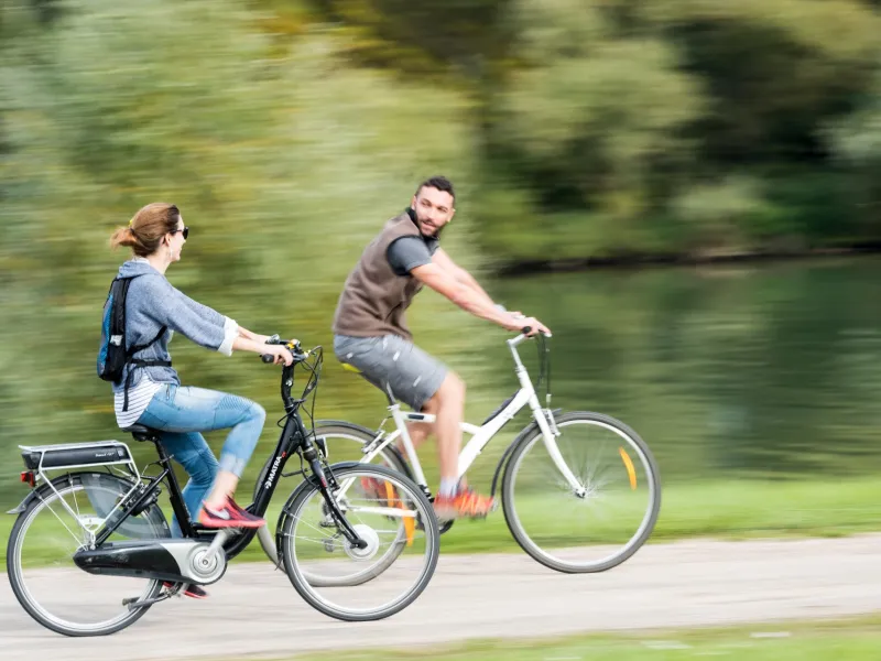 Vélotouristes sur La Voie Bleue Moselle Saône a Vélo