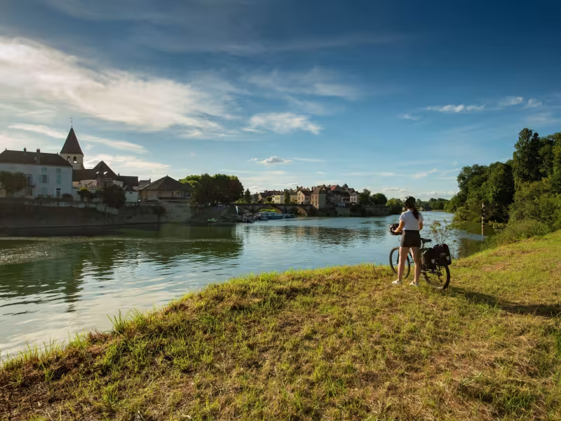 Cycliste et confluence du Doubs et de la Saône à Verdun-sur-le-Doubs