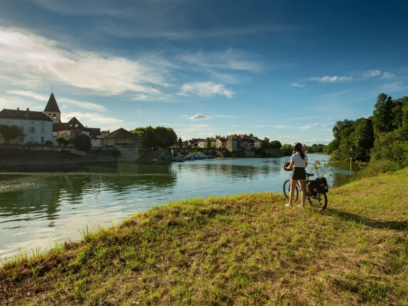 Cycliste et confluence du Doubs et de la Saône à Verdun-sur-le-Doubs