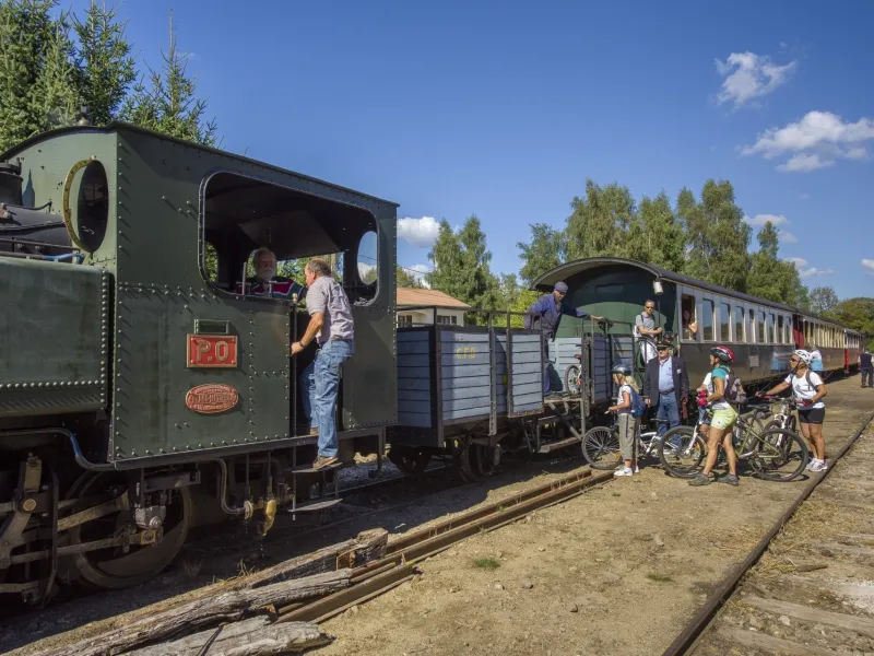 Cyclistes montant à bord du Vézelay Express