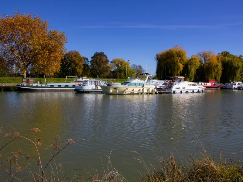 Bateaux au port de la jonction à Nevers 