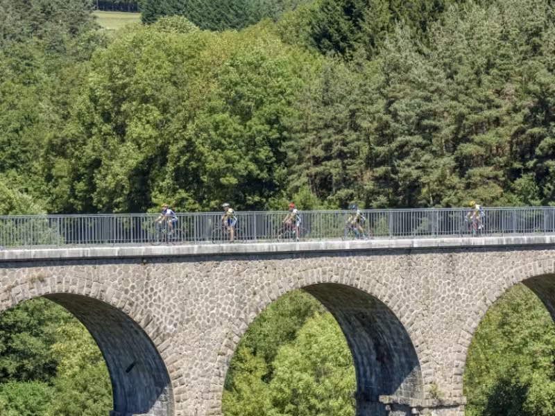 Cyclistes sur le viaduc de Dunières sur la Via Fluvia