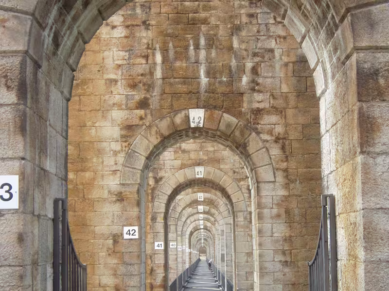Arcades sous le viaduc de Chaumont