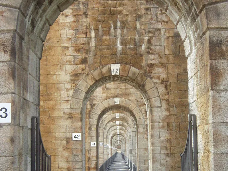 Arcades sous le viaduc de Chaumont