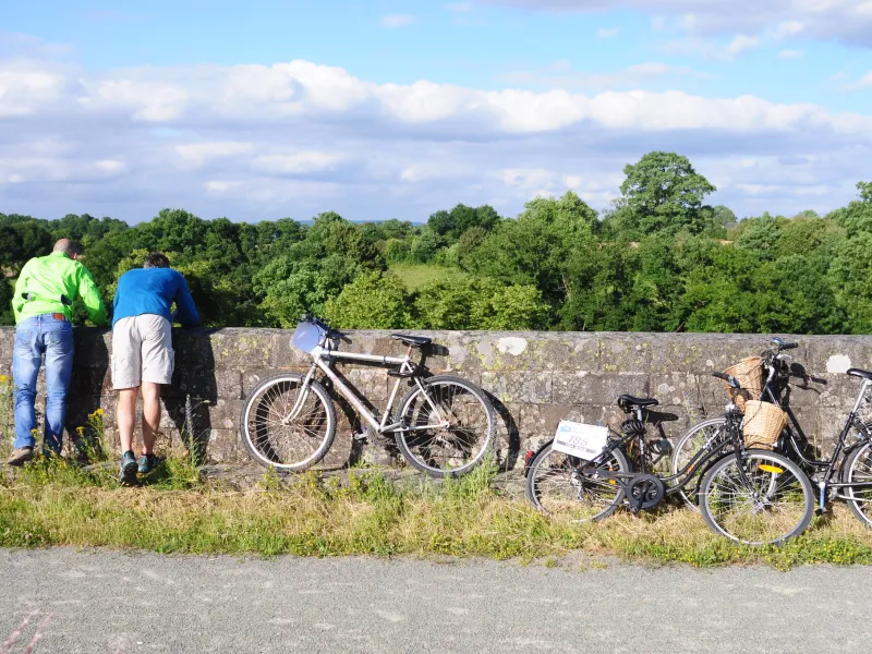 Sur le viaduc de la voie verte au dessus de l'Aron vers Mayenne