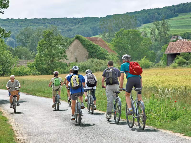Voie partagée en famille à vélo vers Ménétréol-sous-Sancerre