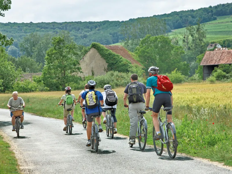 Voie partagée en famille à vélo vers Ménétréol-sous-Sancerre