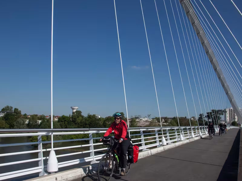 Un voyageur à vélo sur le Pont de l'Europe à Orléans
