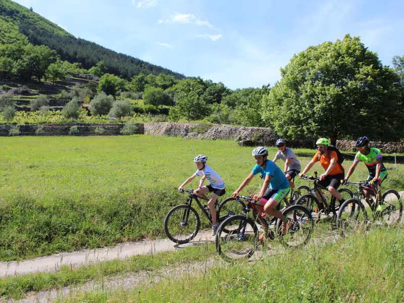 VTT en famille sur les chemins près de Vigan
