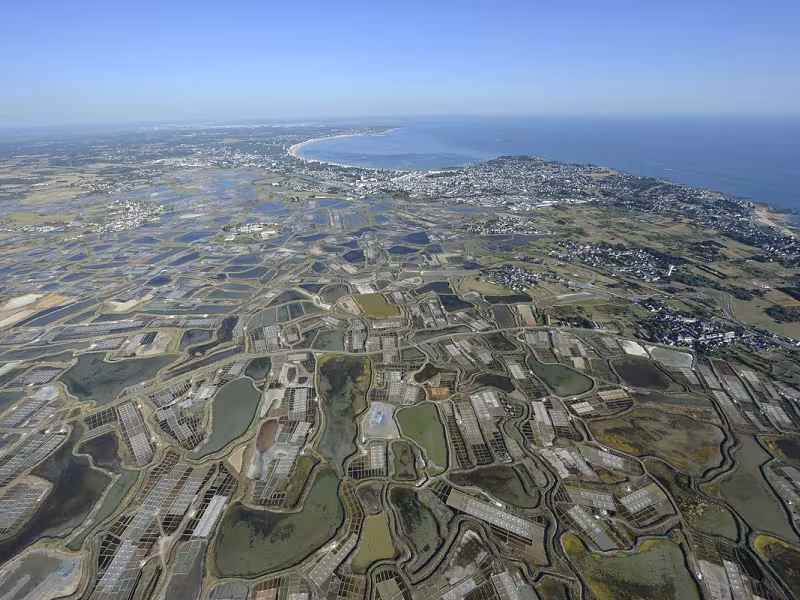 Vue aérienne des marais salants de Guérande
