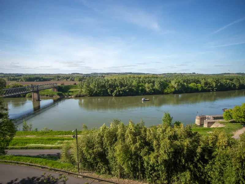 Vue en plongée sur le canal de Garonne