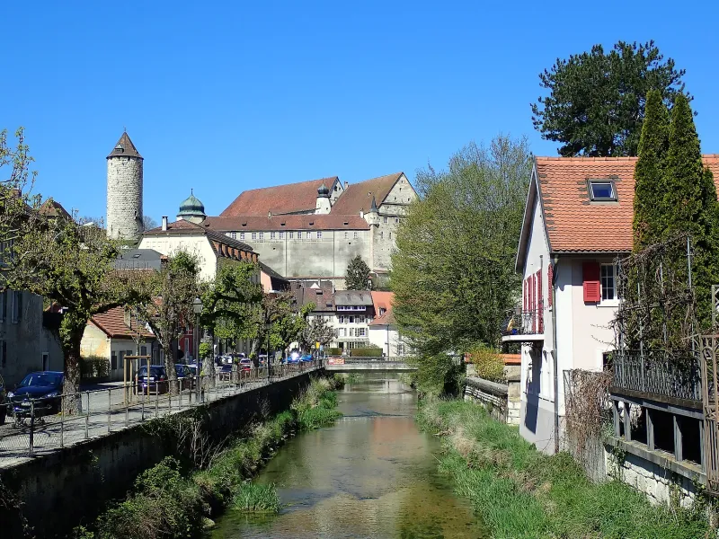 Porrentruy, vue sur le château depuis la rivière