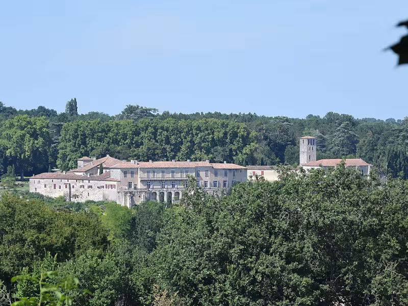 Village de Poudenas dans son écrin de verdure
