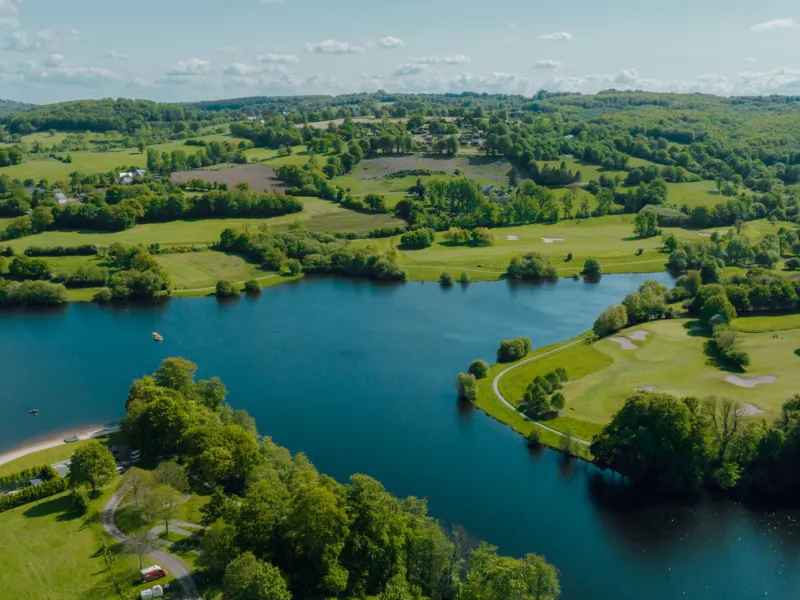 Vue aérienne du lac de la Dathée