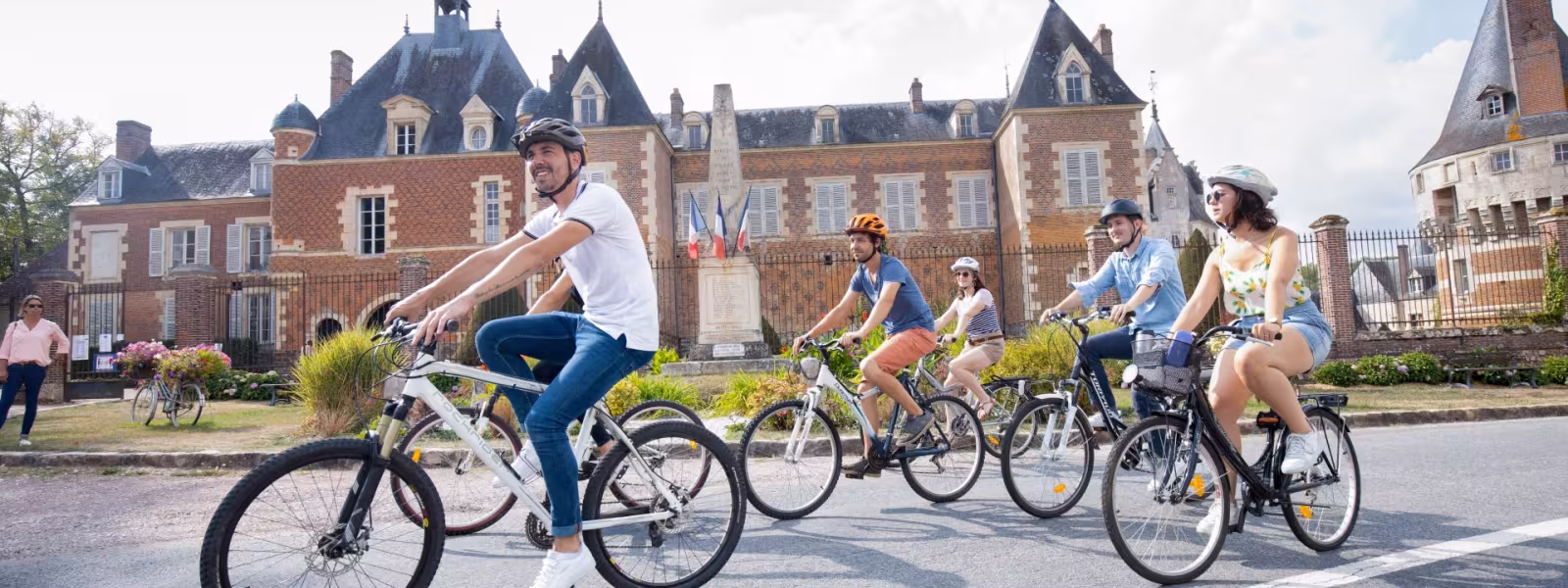 Cyclistes devant le château de Frazé